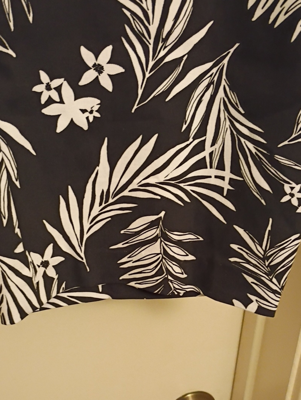 Chelsea & Theodore White Cotton & Modal Top Bundled With Black & White Capris - Picture 6 of 11